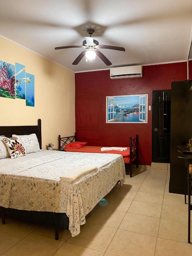 B Aparts Hotel Coxen Hole エクステリア 写真