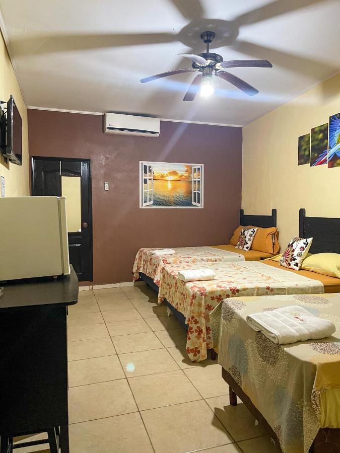 B Aparts Hotel Coxen Hole エクステリア 写真