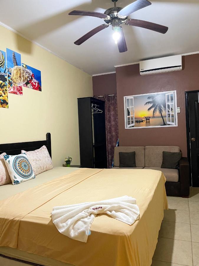 B Aparts Hotel Coxen Hole エクステリア 写真