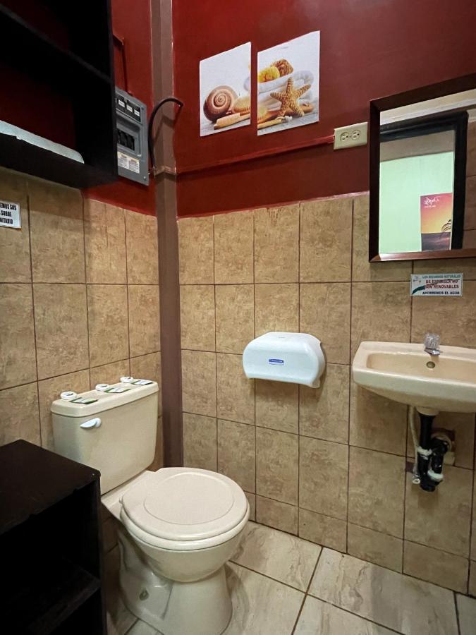 B Aparts Hotel Coxen Hole エクステリア 写真