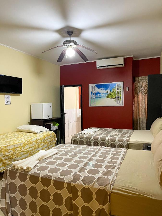 B Aparts Hotel Coxen Hole エクステリア 写真