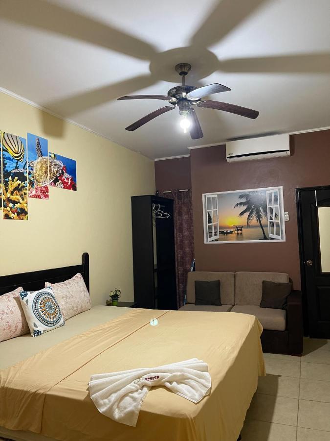 B Aparts Hotel Coxen Hole エクステリア 写真