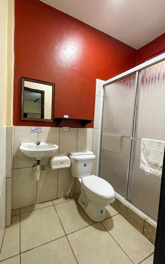 B Aparts Hotel Coxen Hole エクステリア 写真