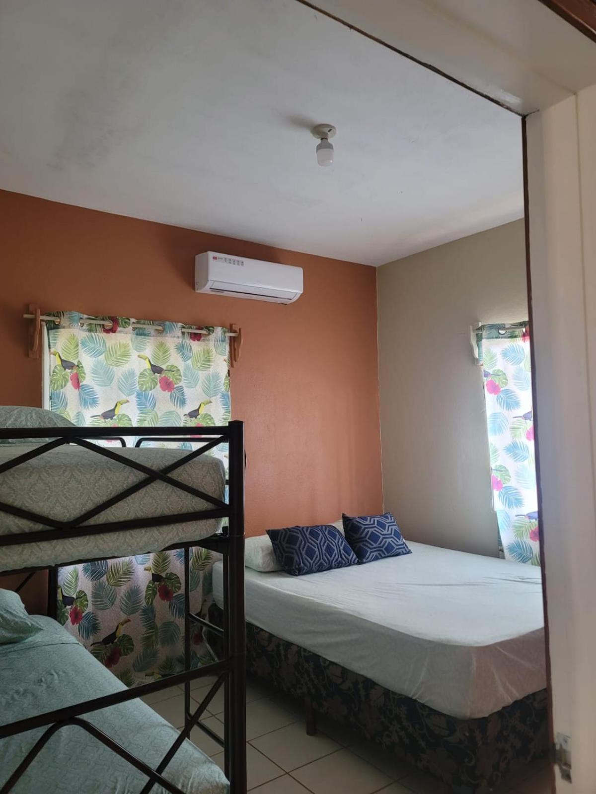 B Aparts Hotel Coxen Hole エクステリア 写真