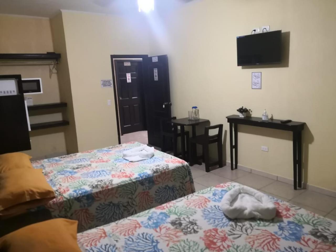 B Aparts Hotel Coxen Hole エクステリア 写真