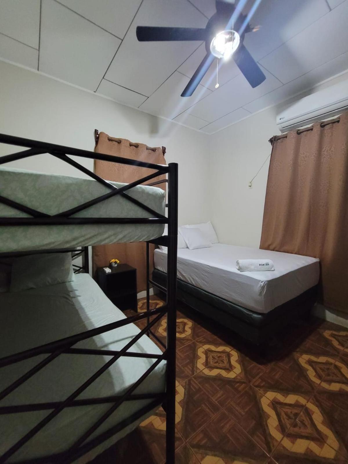 B Aparts Hotel Coxen Hole エクステリア 写真