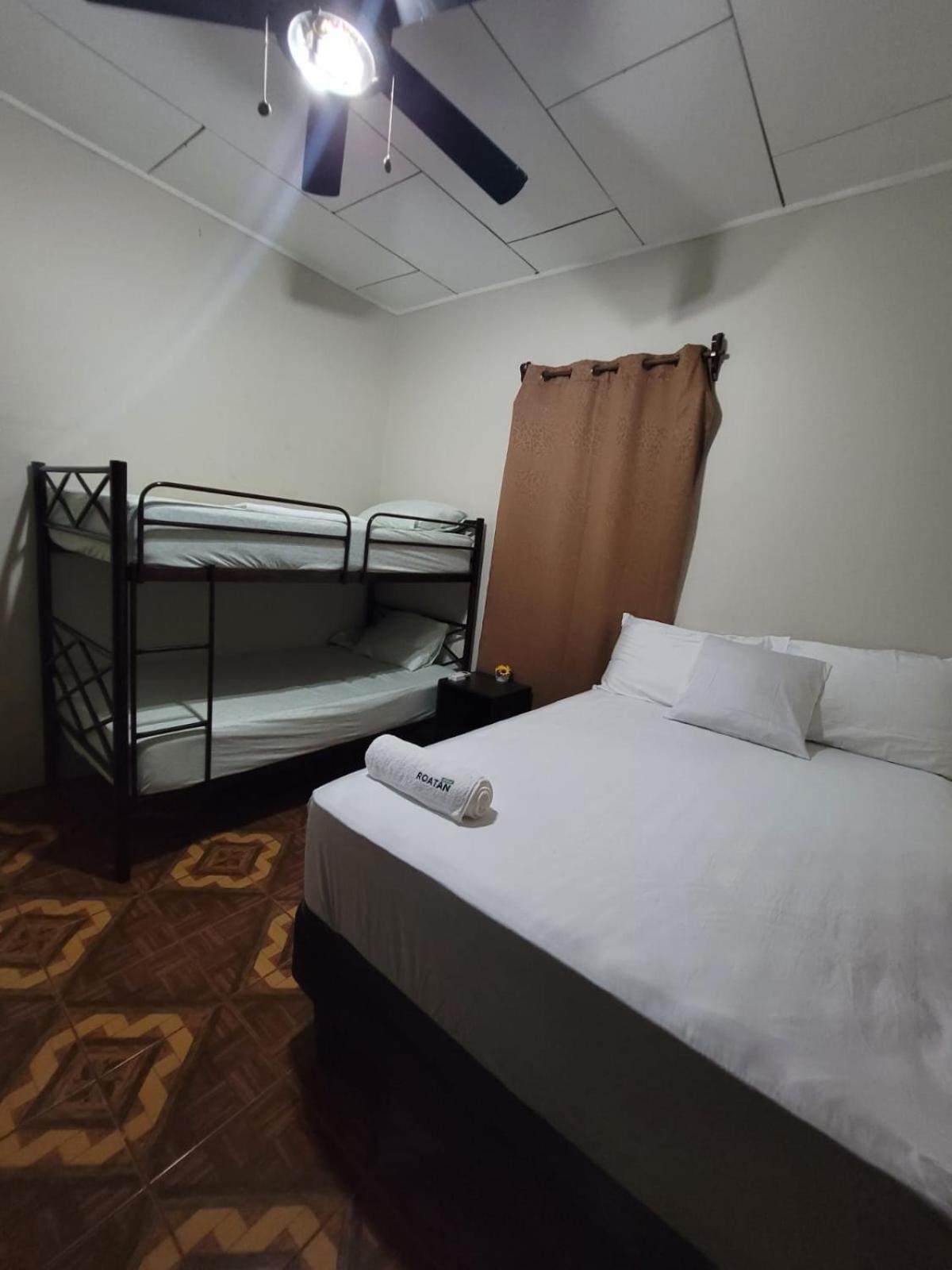 B Aparts Hotel Coxen Hole エクステリア 写真