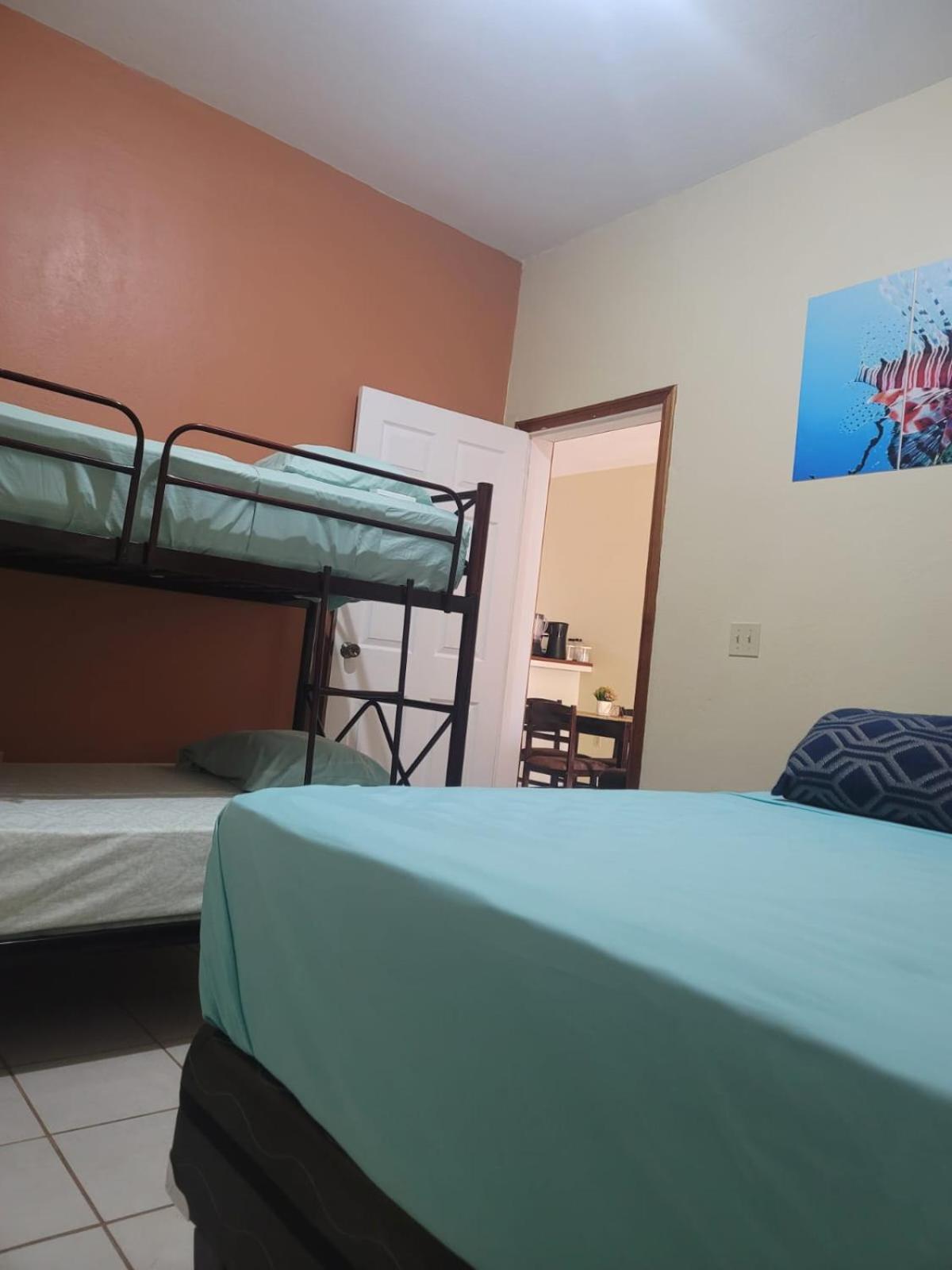 B Aparts Hotel Coxen Hole エクステリア 写真