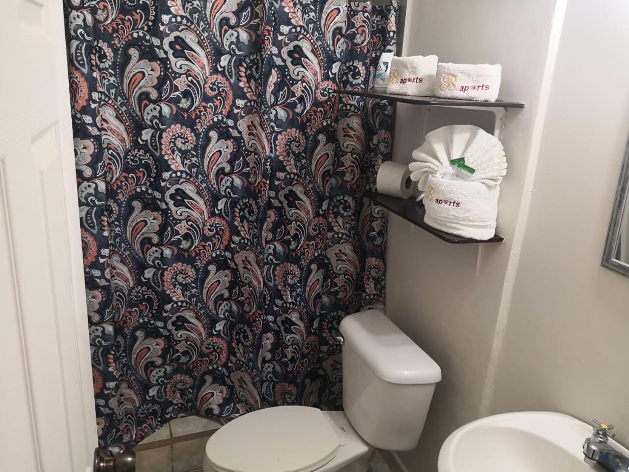 B Aparts Hotel Coxen Hole エクステリア 写真