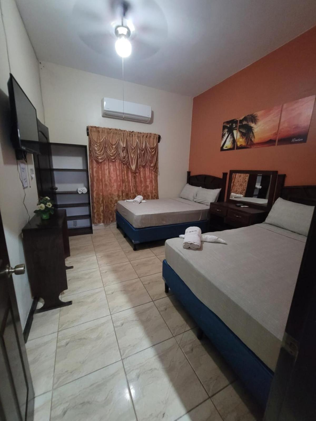 B Aparts Hotel Coxen Hole エクステリア 写真