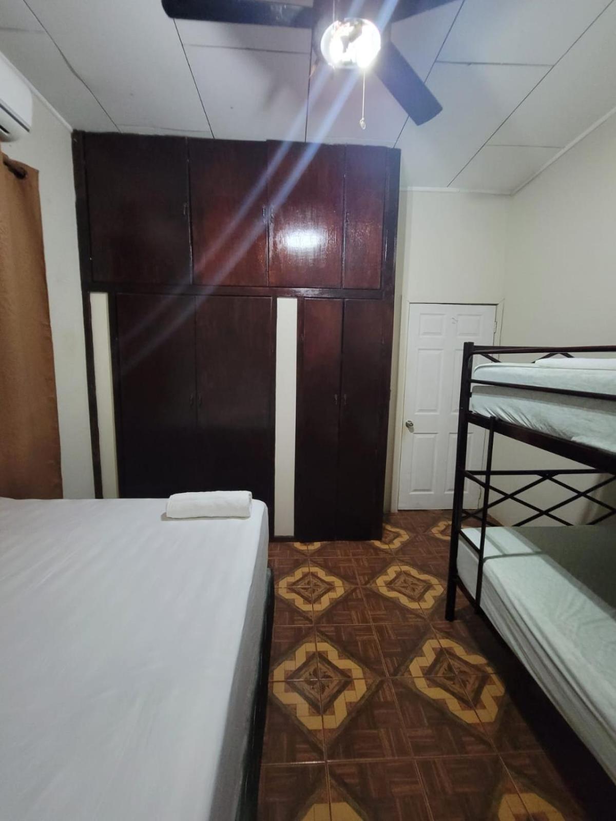 B Aparts Hotel Coxen Hole エクステリア 写真