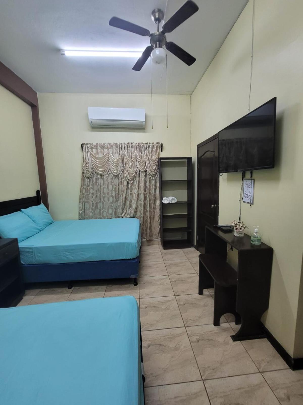 B Aparts Hotel Coxen Hole エクステリア 写真