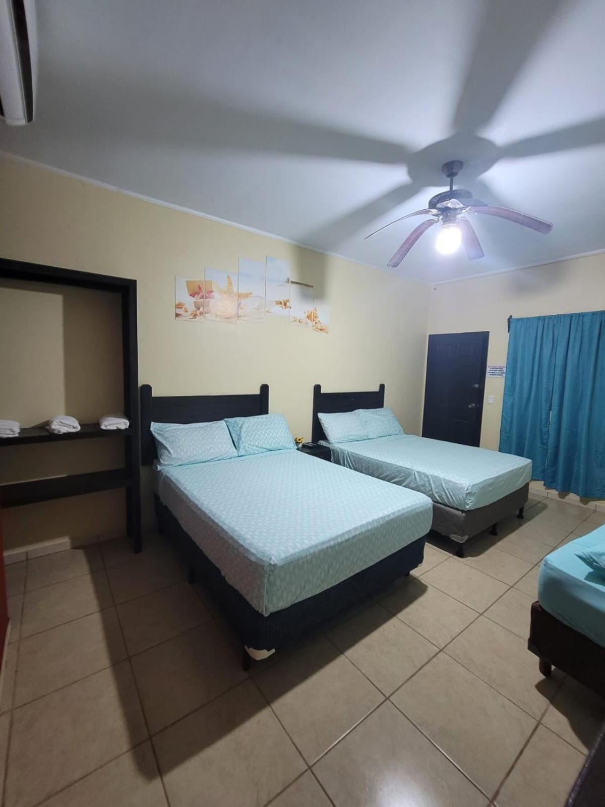 B Aparts Hotel Coxen Hole エクステリア 写真