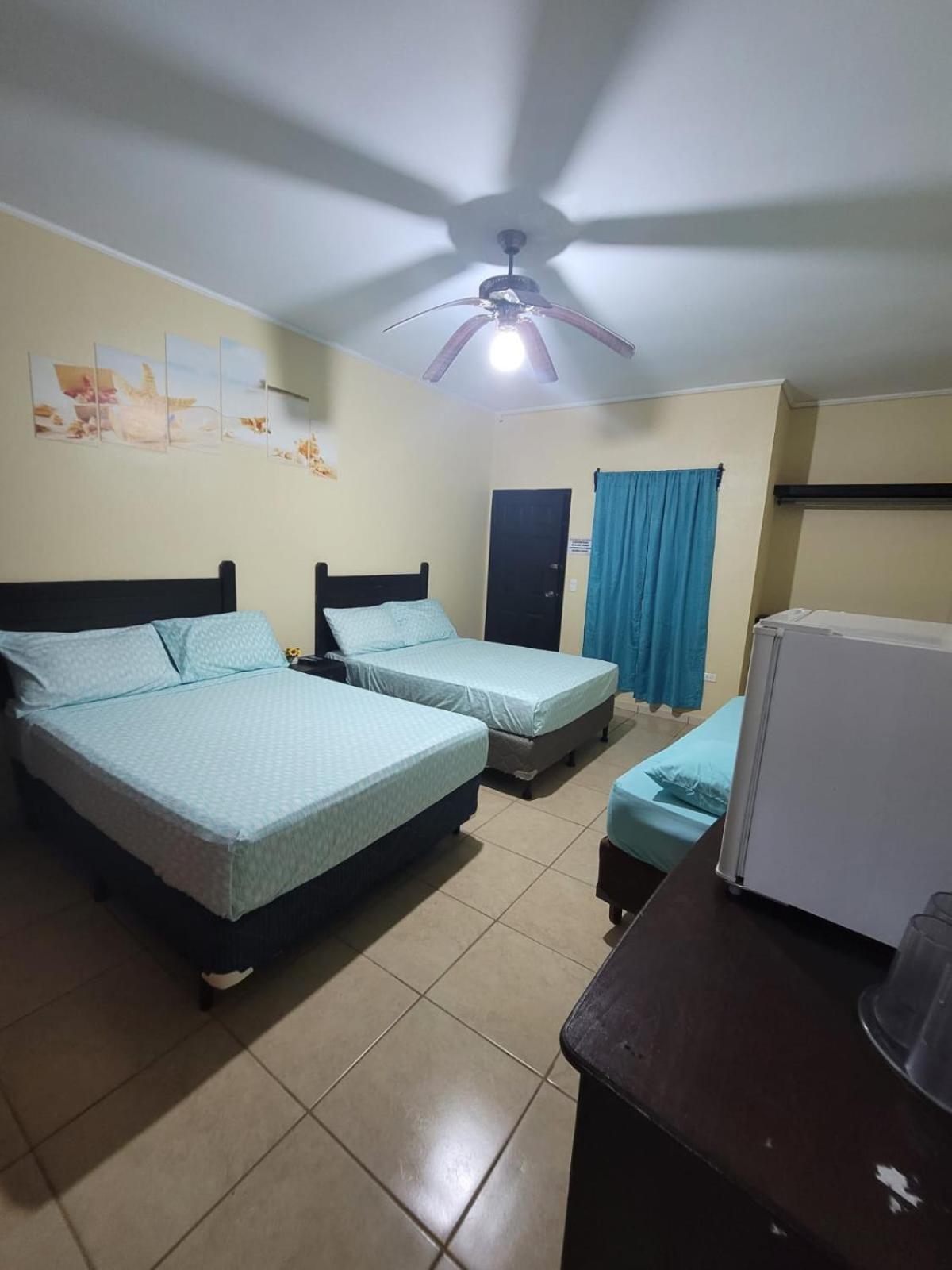 B Aparts Hotel Coxen Hole エクステリア 写真
