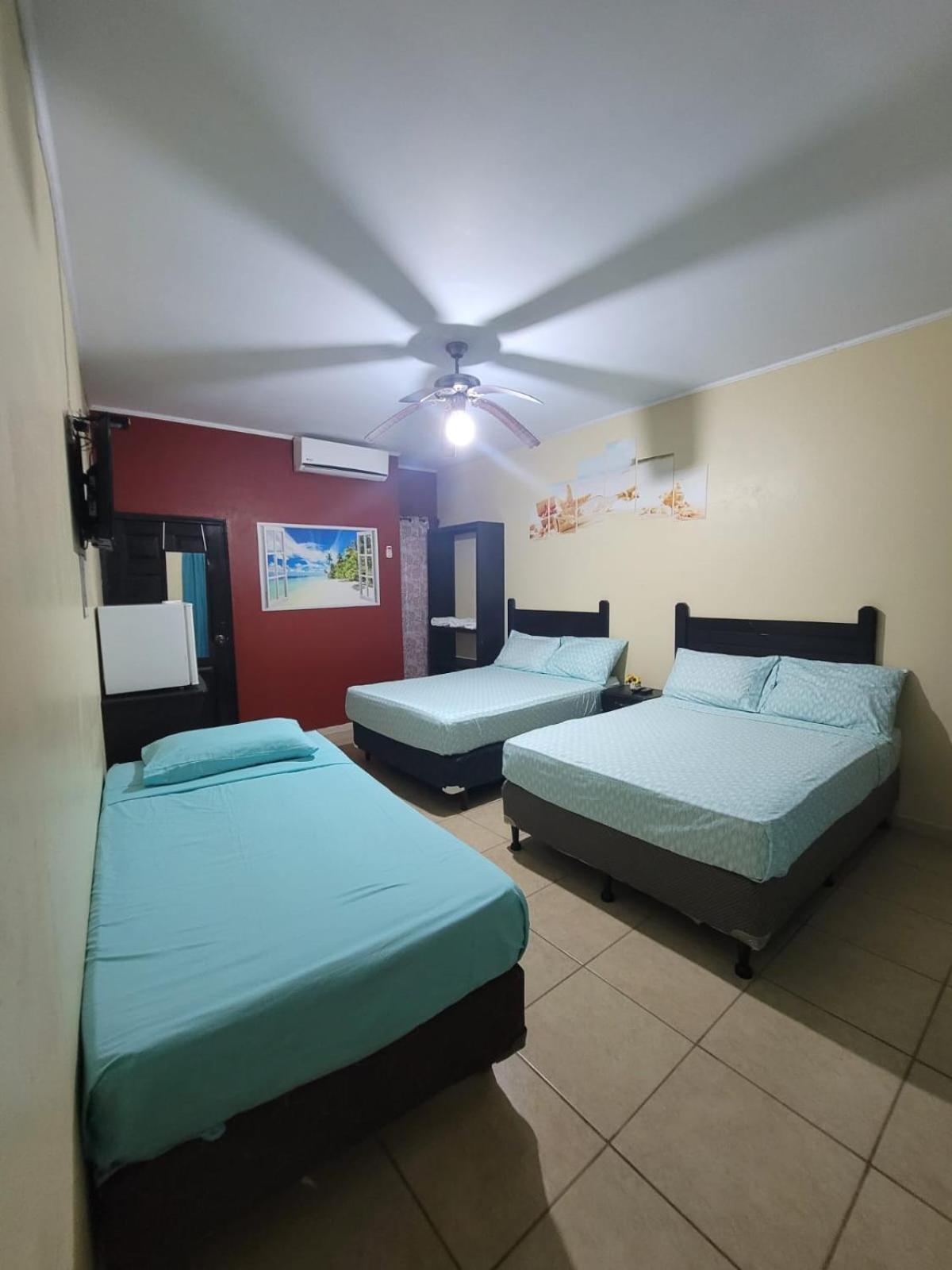 B Aparts Hotel Coxen Hole エクステリア 写真