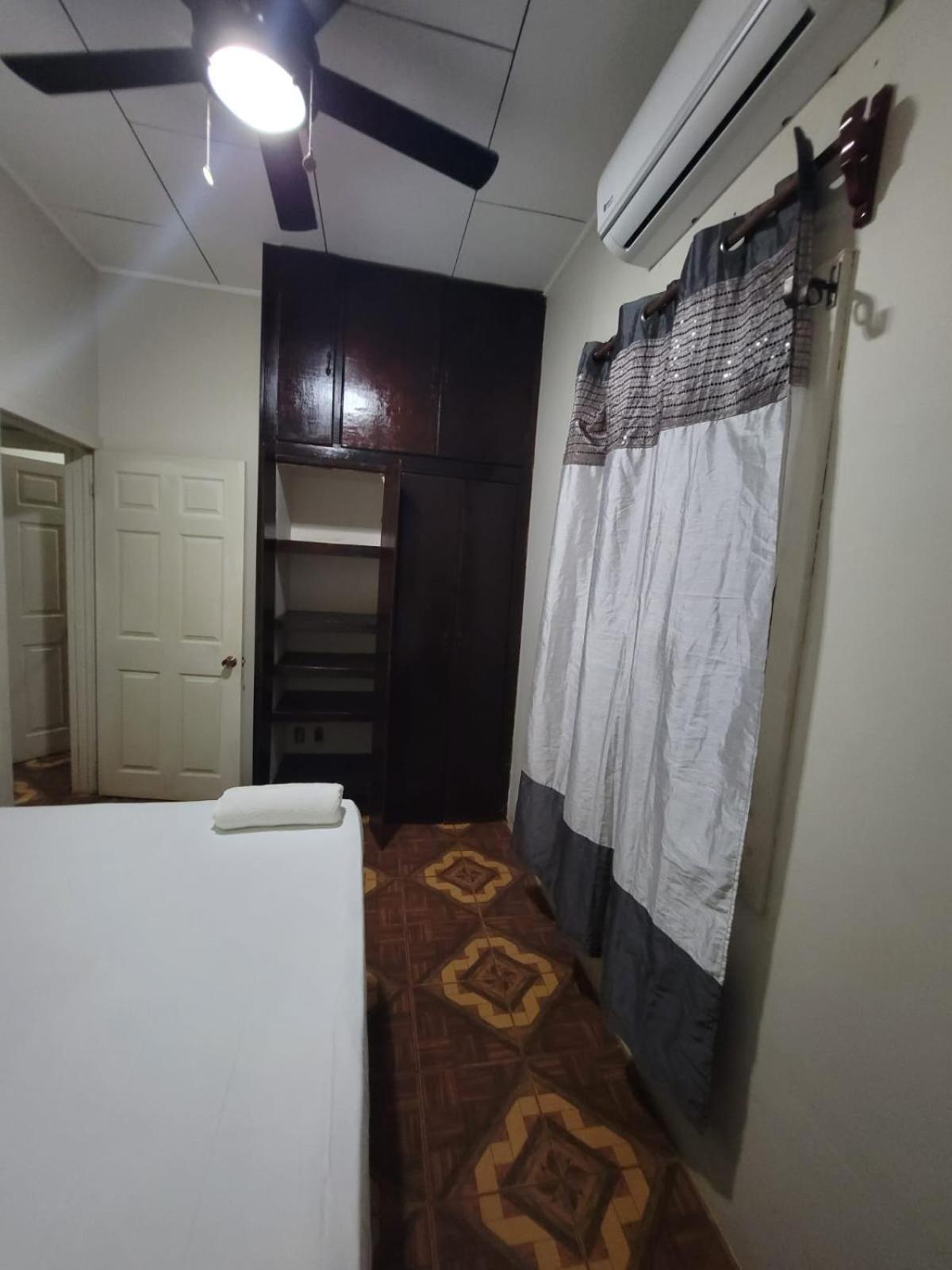 B Aparts Hotel Coxen Hole エクステリア 写真