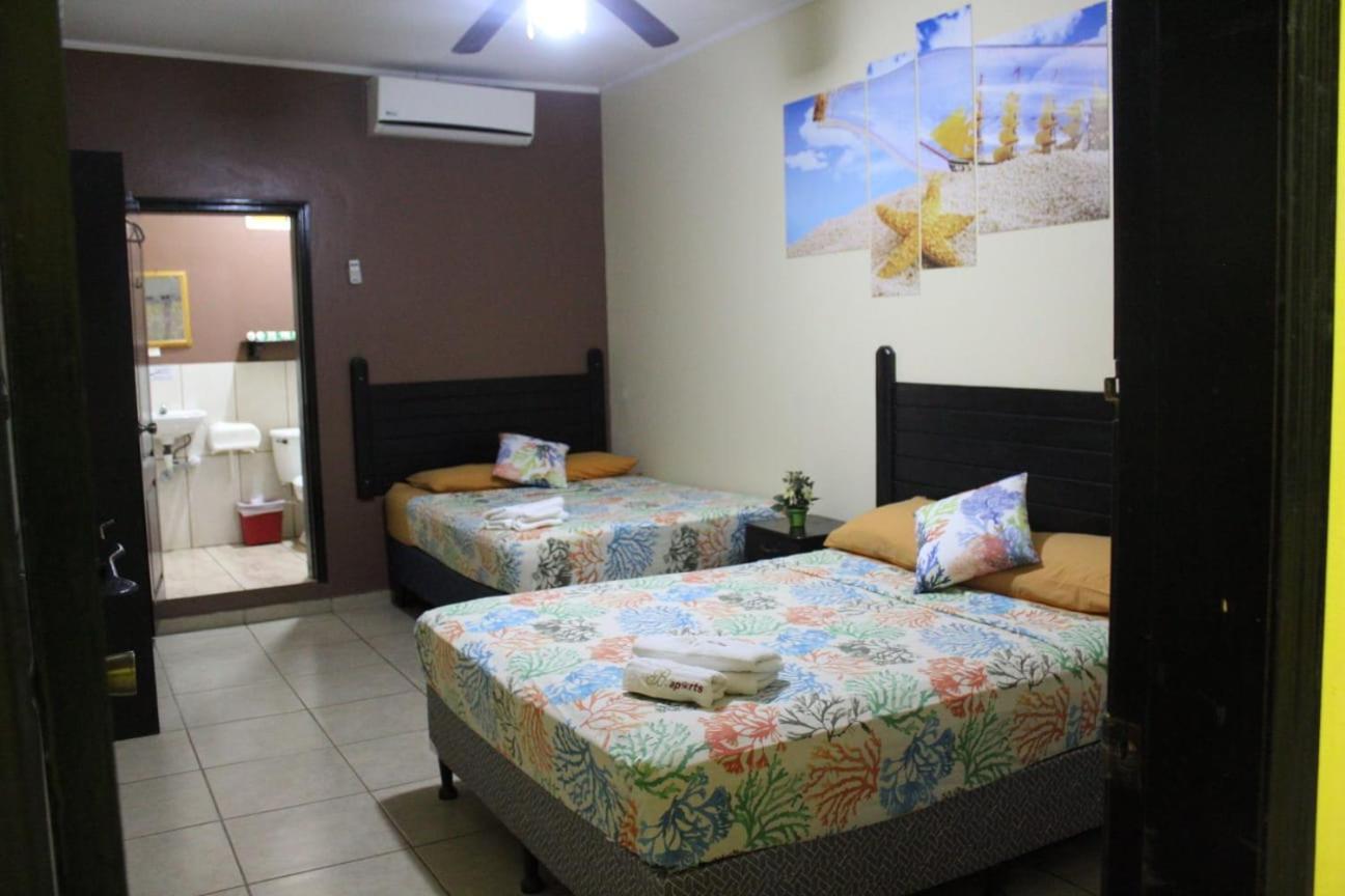B Aparts Hotel Coxen Hole エクステリア 写真