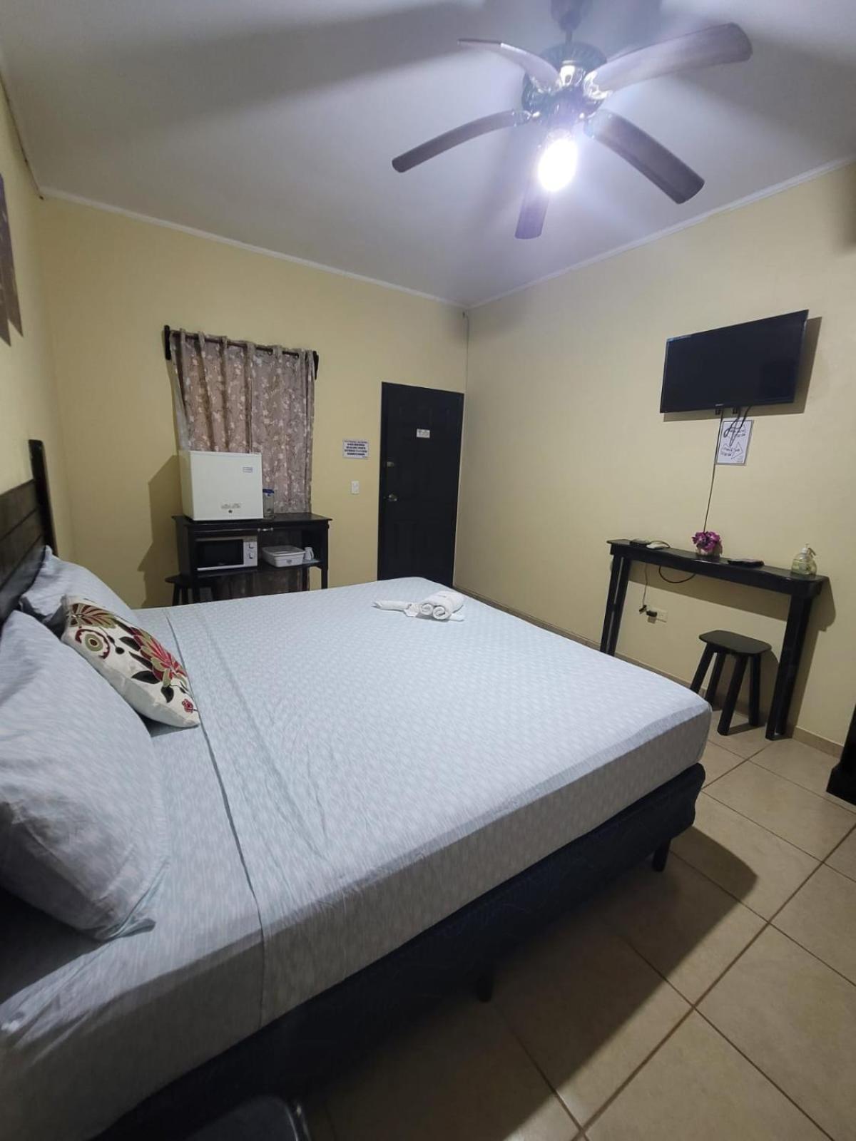 B Aparts Hotel Coxen Hole エクステリア 写真