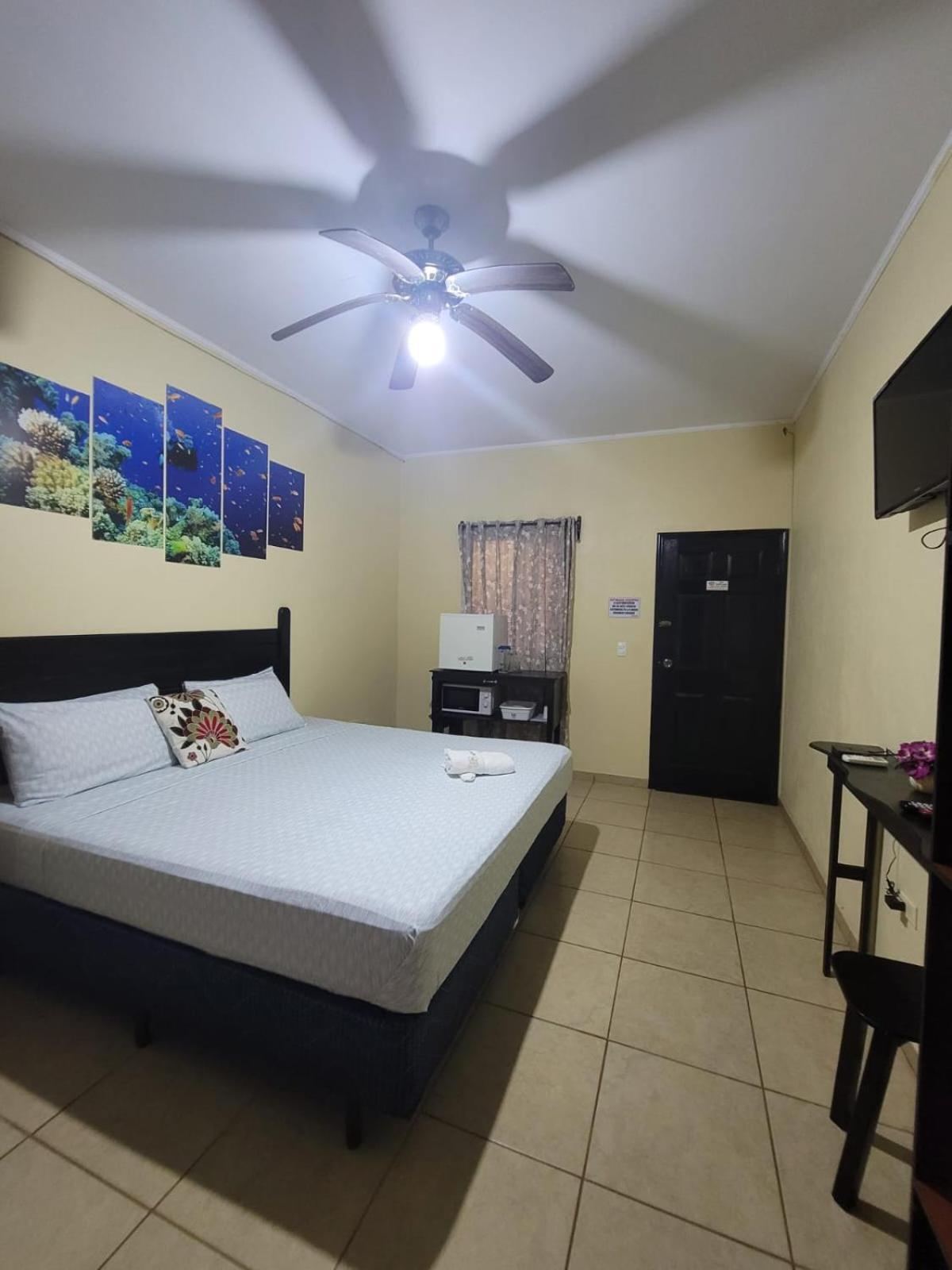 B Aparts Hotel Coxen Hole エクステリア 写真