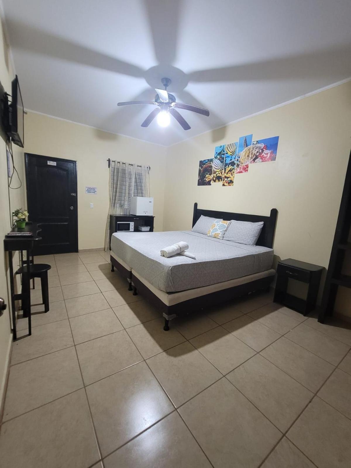 B Aparts Hotel Coxen Hole エクステリア 写真